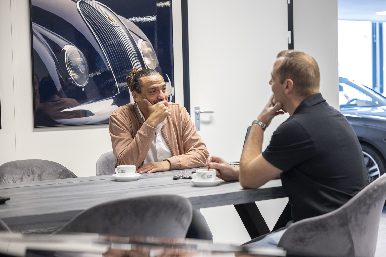 Klant en verkoper in gesprek aan tafel