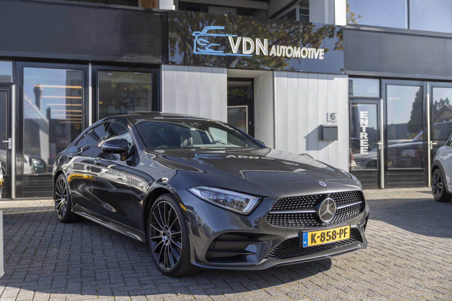 Mercedes-Benz CLS voor het pand van VDN Automotive