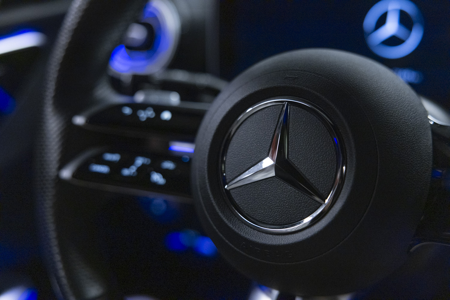Detail van een Mercedes-Benz stuur met ster