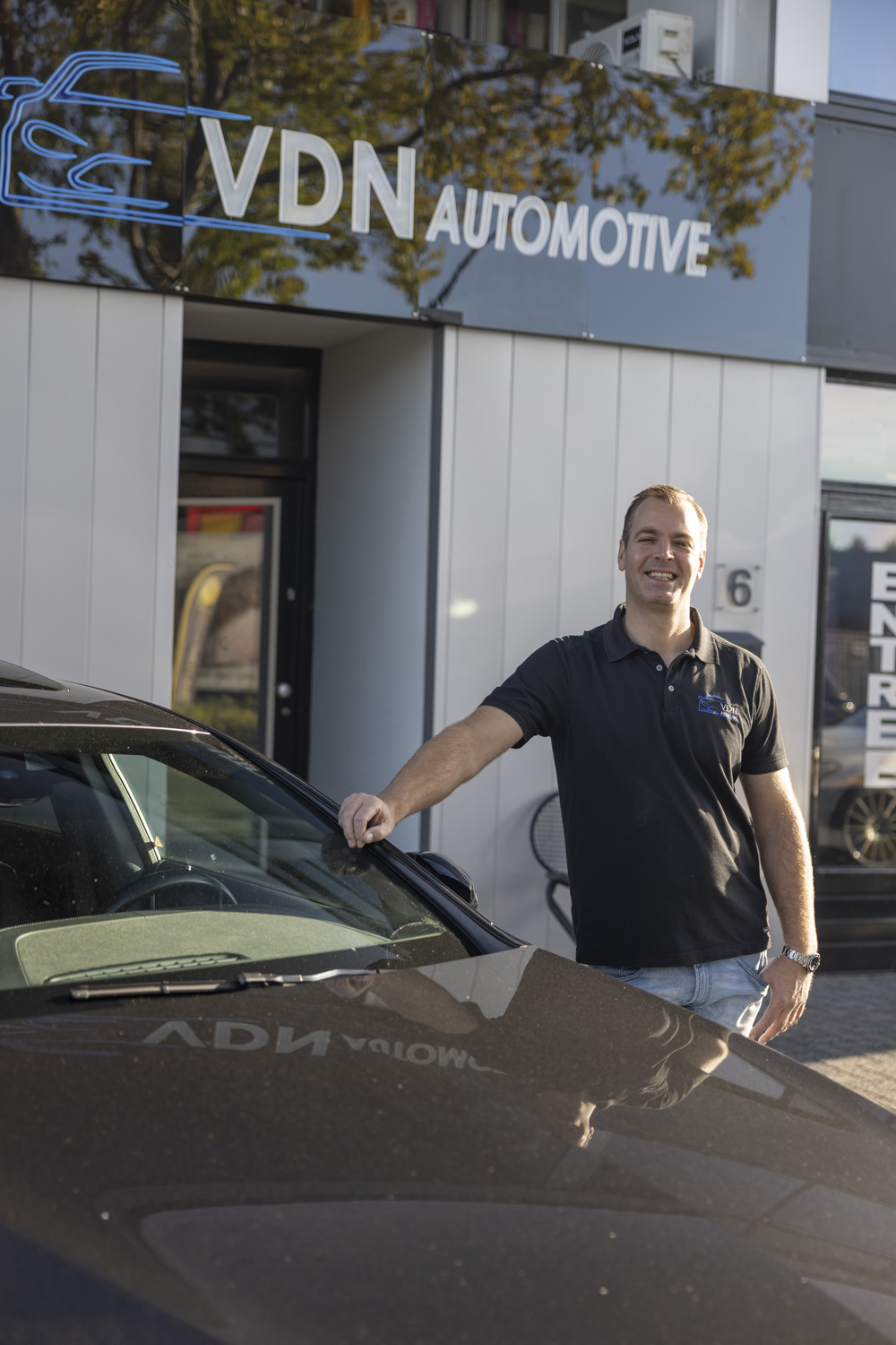 Ruben van VDN Automotive voor de showroom in Harderwijk