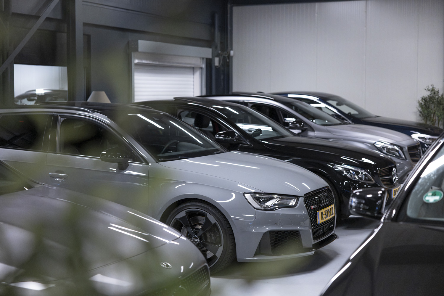 Rij occasions met een grijze Audi in de showroom