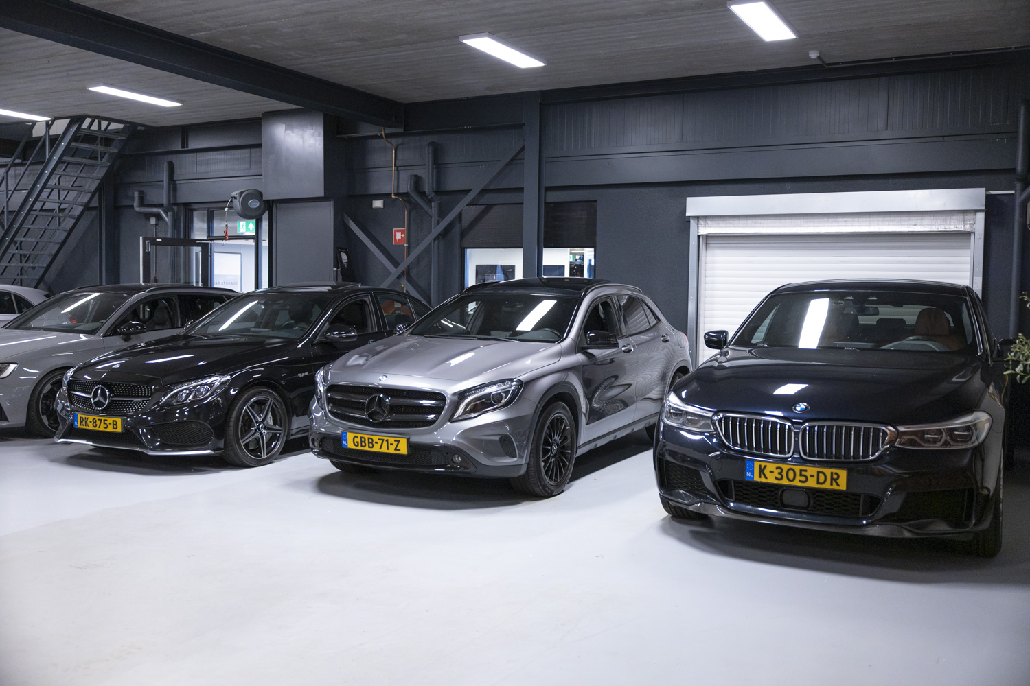 Mercedes-Benz GLA en BMW in de showroom